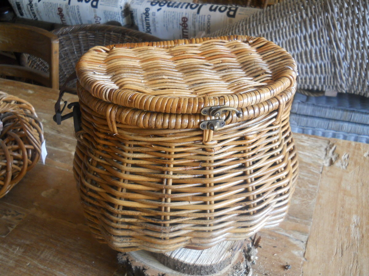 CESTO CESTINO CON SPORTELLO 20X30H26 PER FUNGHI LA PESCA SPORTELLO TRACOLLA CON CHIUSURA IN VIMINI GIUNCO IN 2 VARIANTI DI COLORE