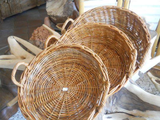 CESTA CESTINO VASSOIO ESPOSITORE PER FRUTTA VERDURA NEGOZIO VAGLIO TONDO ROTONDO  CONTENITORE  IN VIMINI LEGNO GIUNCO NATURALE MODELLO CON 2  MANICI SET 3 MISURE  IN  3 VARIANTI DI COLORE