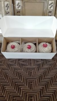 CANDELA PROFUMATA INTAGLIATA A MANO ESOTICA ESTREMO A FORMA DI PASTICCINO PASTICCINI  TORTINA CONFEZIONE DA 3 PEZZI PROFUMAZIONE VANIGLIA - immagine 4
