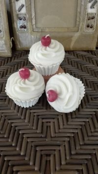 CANDELA PROFUMATA INTAGLIATA A MANO ESOTICA ESTREMO A FORMA DI PASTICCINO PASTICCINI  TORTINA CONFEZIONE DA 3 PEZZI PROFUMAZIONE VANIGLIA - immagine 2