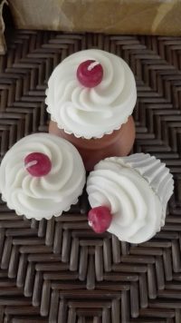 CANDELA PROFUMATA INTAGLIATA A MANO ESOTICA ESTREMO A FORMA DI PASTICCINO PASTICCINI  TORTINA CONFEZIONE DA 3 PEZZI PROFUMAZIONE VANIGLIA - immagine 5