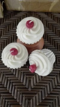 CANDELA PROFUMATA INTAGLIATA A MANO ESOTICA ESTREMO A FORMA DI PASTICCINO PASTICCINI  TORTINA CONFEZIONE DA 3 PEZZI PROFUMAZIONE VANIGLIA