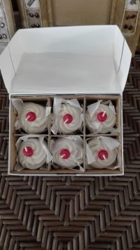 CANDELA PROFUMATA INTAGLIATA A MANO ESOTICA ESTREMO A FORMA DI PASTICCINO PASTICCINI  TORTINA CONFEZIONE DA 6 PEZZI PROFUMAZIONE VANIGLIA - immagine 2