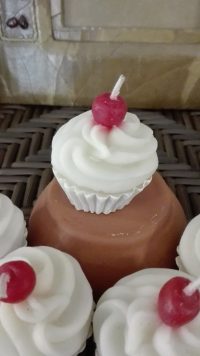 CANDELA PROFUMATA INTAGLIATA A MANO ESOTICA ESTREMO A FORMA DI PASTICCINO PASTICCINI  TORTINA CONFEZIONE DA 6 PEZZI PROFUMAZIONE VANIGLIA - immagine 3