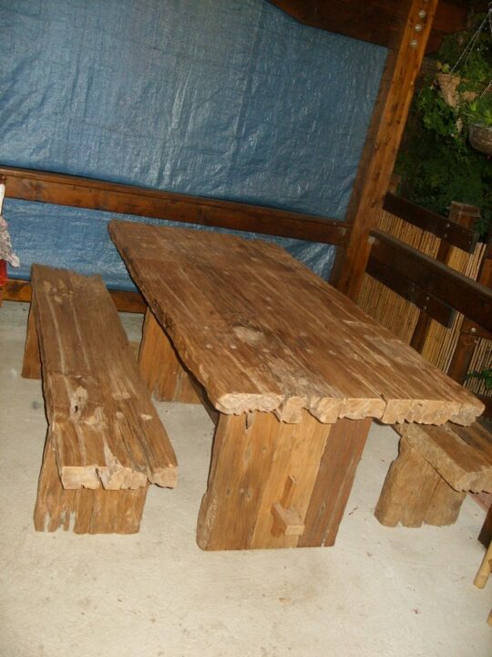 SET TAVOLO IN LEGNO DI RECUPERO GREZZO MASSELLO  200X95 H 78 CM CON TRAVERSA SOTTO + 2 PANCHINE 195 X 36 H 46 CM