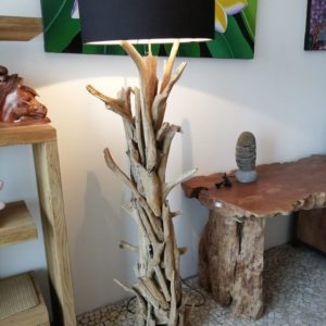 Lampada fatta con pezzi di radice. Altezza 180 cm. Euro 215 B. Impianto made in italy (1)