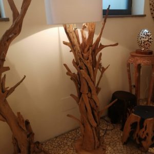 Lampada fatta con pezzi di radice. Altezza 180 cm. Euro 215 B. Impianto made in italy (2)