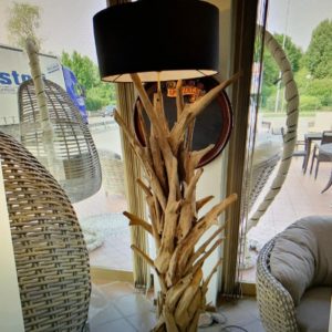 Lampada fatta con pezzi di radice. Altezza 180 cm. Euro 215 B. Impianto made in italy (3)