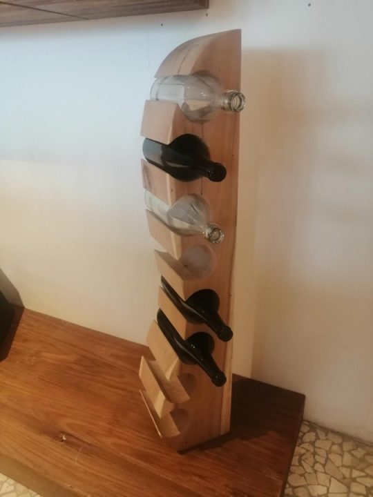 PORTA BOTTIGLIE MODELLO "A MURO DA PARETE "  8 POSTI  IN LEGNO DI TEAK  ETNICO DISPONIBILE  IDEALE PER TAVERNA ENOTECHE ENOTECA  RISTORANTI  RISTORANTE PUB  TRATTORIA OSTERIA