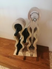 PORTA BOTTIGLIE MODELLO "ONDULATO  " DISPONIBILE IN 3  MISURE 7-9-11 POSTI   DA APPOGGIO IN LEGNO DI TEAK  ETNICO DISPONIBILE IN VARIE MISURE E CAPIENZE DI BOTTIGLIE  IDEALE PER TAVERNA ENOTECHE ENOTECA  RISTORANTI  RISTORANTE PUB  TRATTORIA OSTERIA - immagine 4