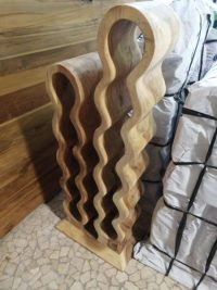 PORTA BOTTIGLIE MODELLO "ONDULATO  " DISPONIBILE IN 3  MISURE 7-9-11 POSTI   DA APPOGGIO IN LEGNO DI TEAK  ETNICO DISPONIBILE IN VARIE MISURE E CAPIENZE DI BOTTIGLIE  IDEALE PER TAVERNA ENOTECHE ENOTECA  RISTORANTI  RISTORANTE PUB  TRATTORIA OSTERIA - immagine 10