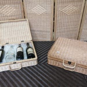 VALIGETTA PORTA BOTTIGLIE PER CONFEZIONARE BOTTIGLIE DI VINO ETNICO ETNICA- 3 POSTI IN MIDOLLINO NATURALE CON CERNIERA E CHIUSURA IN OTTONE - DISPONIBILE IN 2 COLORI 33x38xh15 € 24(a)