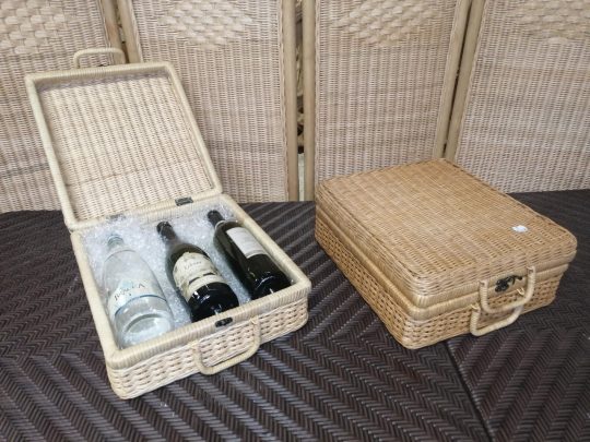 VALIGETTA PORTA BOTTIGLIE PER CONFEZIONARE BOTTIGLIE DI VINO ETNICO ETNICA- 4 POSTI IN MIDOLLINO NATURALE CON CERNIERA E CHIUSURA IN OTTONE - DISPONIBILE IN 2 COLORI 42x38xh14 € 30(a)