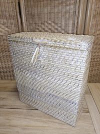 BAULETTO  INTRECCIATO A STILE "LOMBOK" IN MIDOLLINO NATURALE PER CONFEZIONARE BOTTIGLIE DI VINO 3 POSTI  CONFEZIONE REGALO ELEGANTE 35x13  h38  IN 3 COLORI - immagine 3