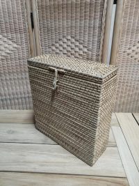 BAULETTO  INTRECCIATO A STILE "LOMBOK" IN MIDOLLINO NATURALE PER CONFEZIONARE BOTTIGLIE DI VINO 3 POSTI  CONFEZIONE REGALO ELEGANTE 35x13  h38  IN 3 COLORI - immagine 5