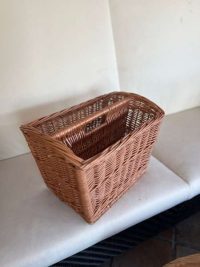 CESTINO CESTO PER PORTA RIVISTE CON SEPARATORE CENTRALE CON IMPUGNATURA REALIZZATO IN VIMINI