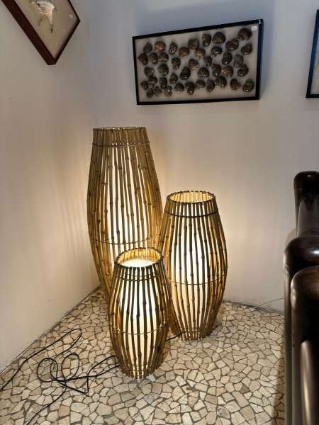 LAMPADA IN LEGNO ETNICO IN BAMBOO BAMBU CON PARALUME BIANCO A FORMA DI BOTTE