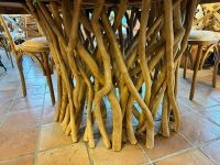 FANTASTICO TAVOLO PER SALA DA PRANZO CUCINA TAVERNA REALIZZATO IN TEAK DI RECUPERO, SUPER STAGIONATO (REALIZZATO UTILIZZANDO IL LEGNO DEI TETTI DELLE CASE CHE CROLLANO)  GAMBE REALIZZATE CON I RAMI IN LEGNO DI TEAK - immagine 3